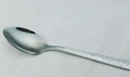 网红吃瓜铁锹勺子视频播放,铁锹勺子视频走红网络，引发网友热议